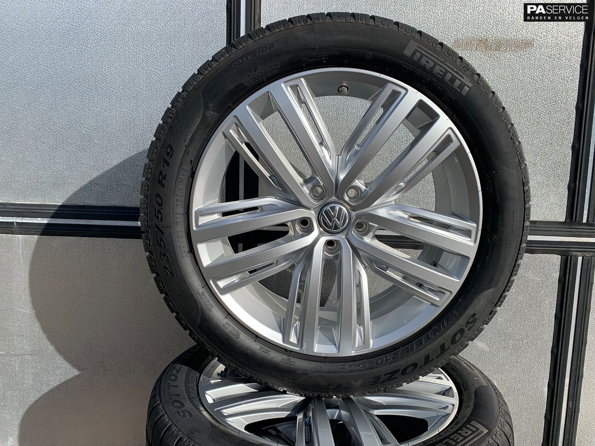 Origineel 19 inch VW Tiguan winterset incl Pirelli 8 en 6,8, Auto-onderdelen, 19 inch, Gebruikt, Velg(en), -
