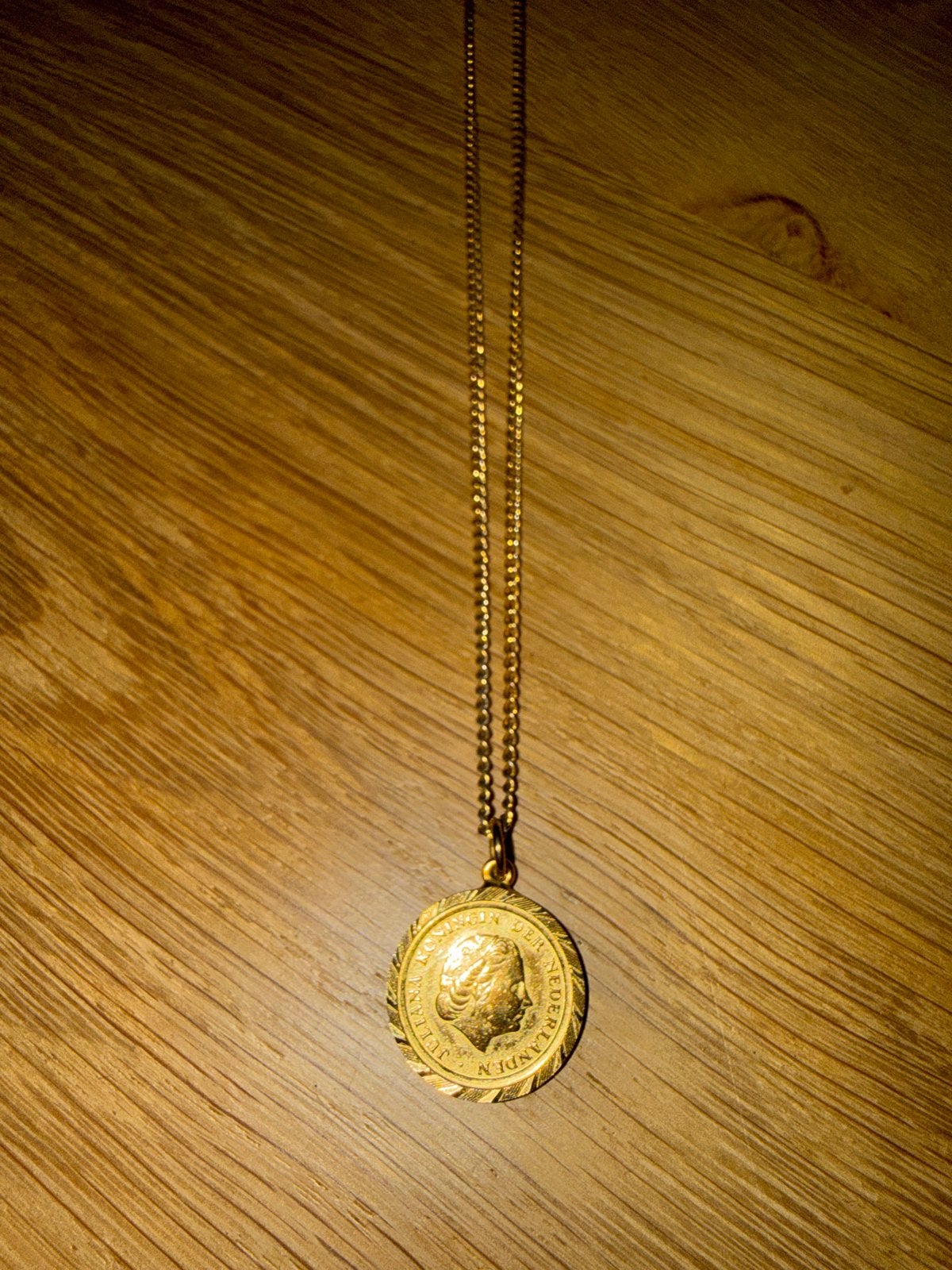 Vergulde hanger met 18k 1 ct munt Koningin Juliana, Ophalen of Verzenden, Gebruikt, Goud, Met hanger
