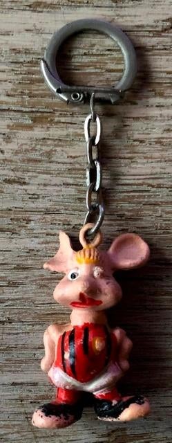 Oude sleutelhanger van een varken in een voetbaltenue, Ophalen, Gebruikt, Knuffel of Figuurtje
