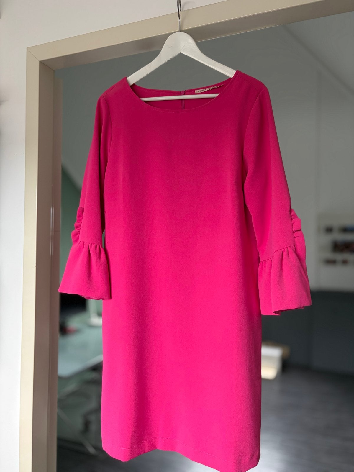 Esqualo fuchsia roze jurk met ruches mouwen, Maat 38/40 (M), Ophalen of Verzenden, Zo goed als nieuw, Knielengte