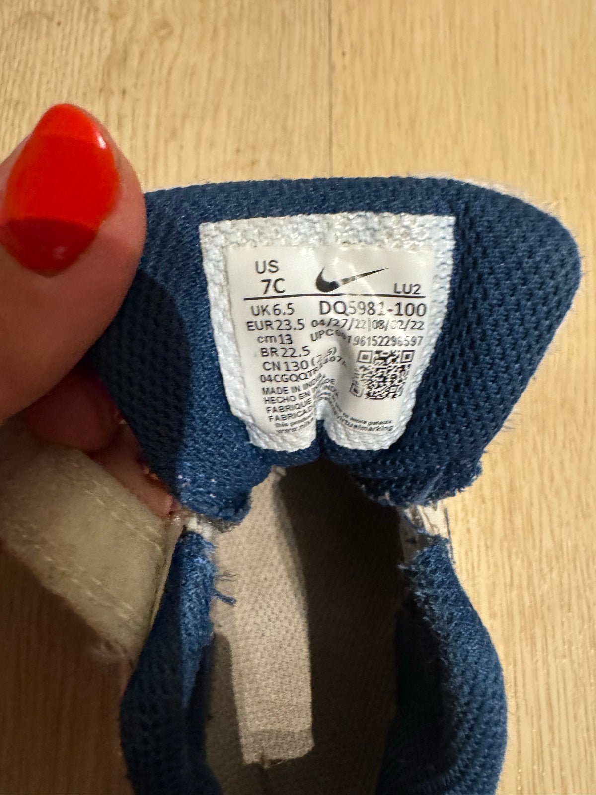 Nike jongens sneakers wit met blauw - Maat 23,5, Ophalen of Verzenden, Gebruikt, Jongen, Sportschoenen