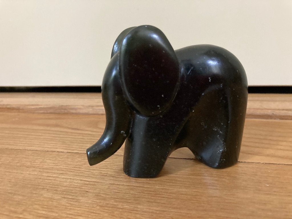 Decoratieve zwarte olifant zeepsteen hoogte: 7 cm, Ophalen of Verzenden, Gebruikt, Dier