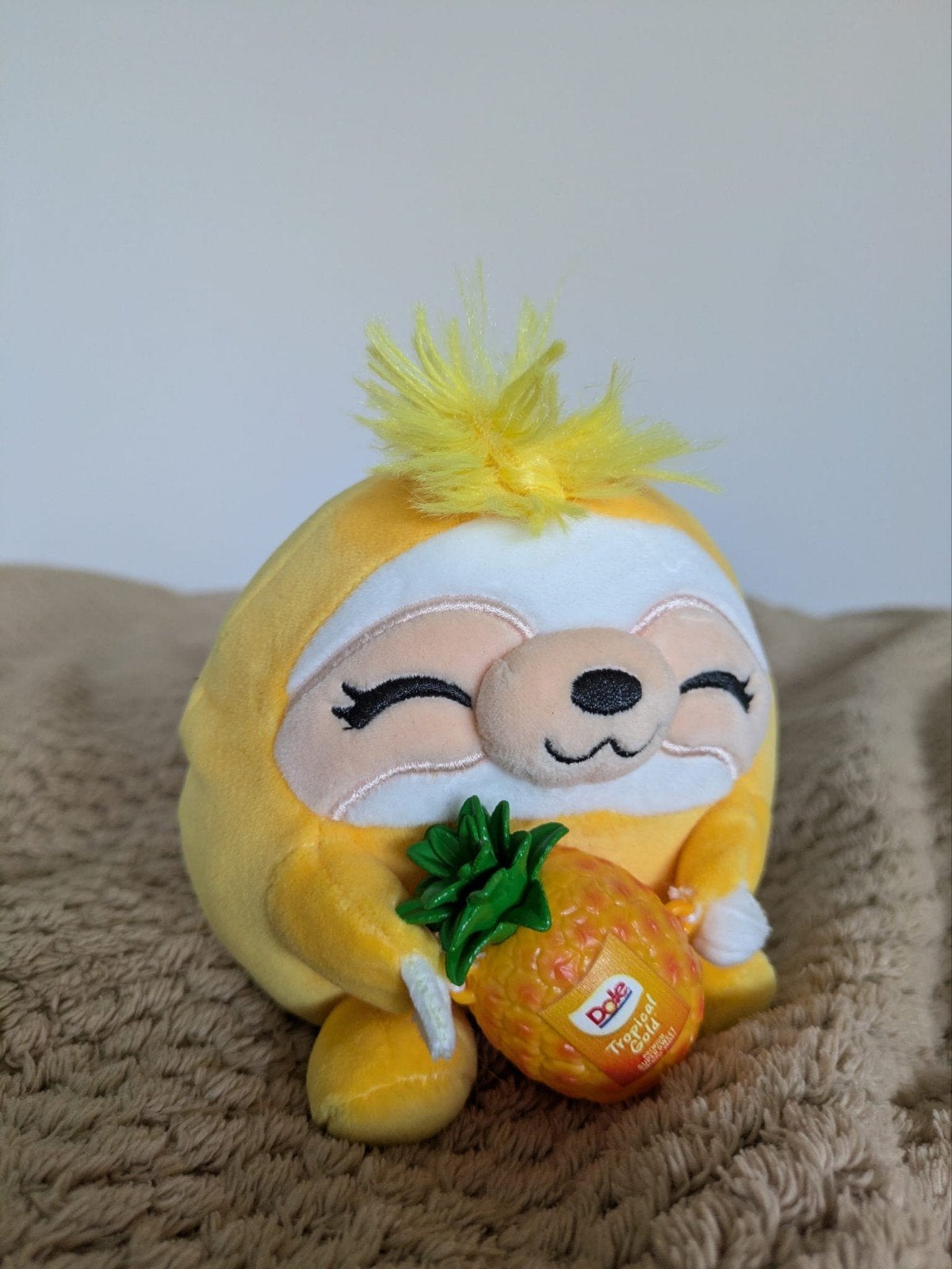 Schattige gele luiaard knuffel met ananas, Overige merken, Overige typen, Ophalen of Verzenden, Zo goed als nieuw