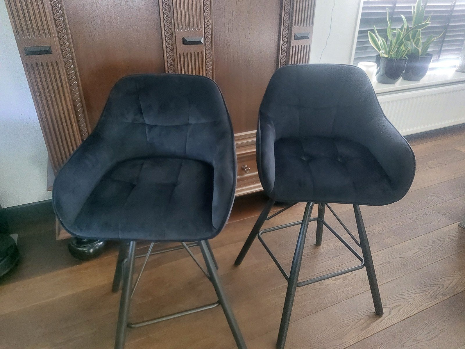 2 Luxe Zwarte Velvet Barkrukken - Zo Goed als Nieuw, Ophalen, 60 tot 90 cm, Met voetsteun, Zo goed als nieuw