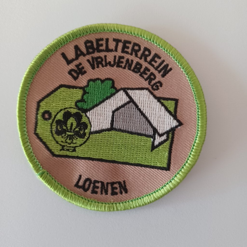 Labelterrein badge De Vrijenberg Loenen, Verzamelen, Verzenden, Nieuw, Embleem, Speld of Insigne