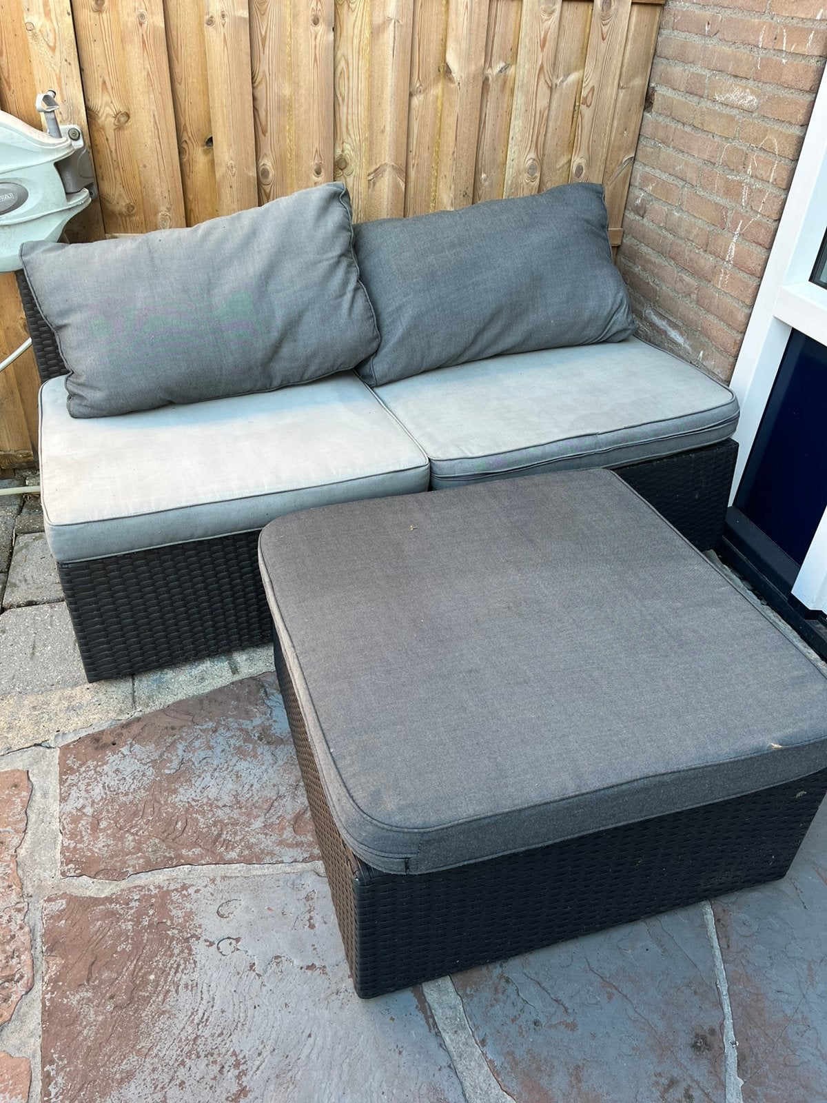 Lounge setje bankje met tafel, Ophalen, Zo goed als nieuw, Wicker, 2 zitplaatsen