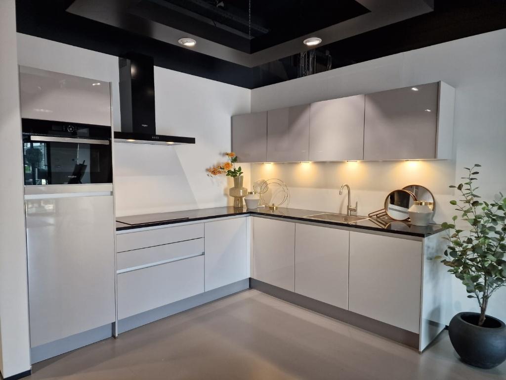 Showroom keuken hoogglans lichtgrijs en een graniet werkblad, Ophalen, Nieuw, Grijs, 200 cm of meer