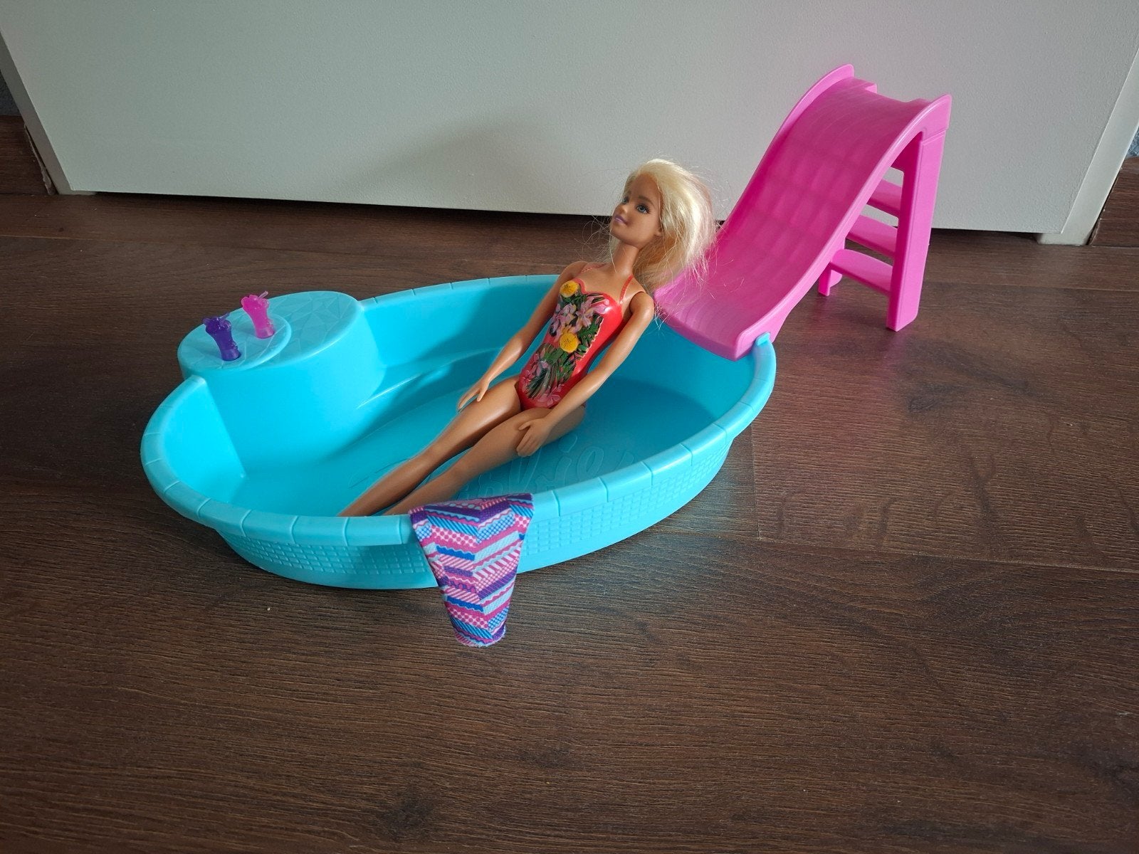 Barbie met zwembad en glijbaan, Ophalen of Verzenden, Zo goed als nieuw, Barbie