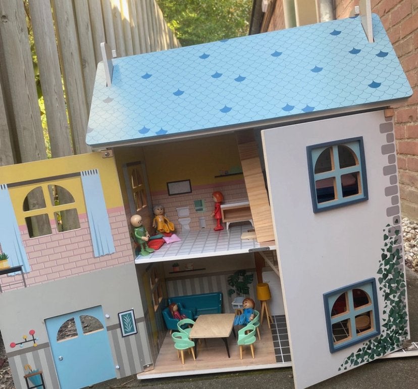 Leuk poppenhuis met attributen in goede staat, Ophalen, Zo goed als nieuw, Poppenhuis
