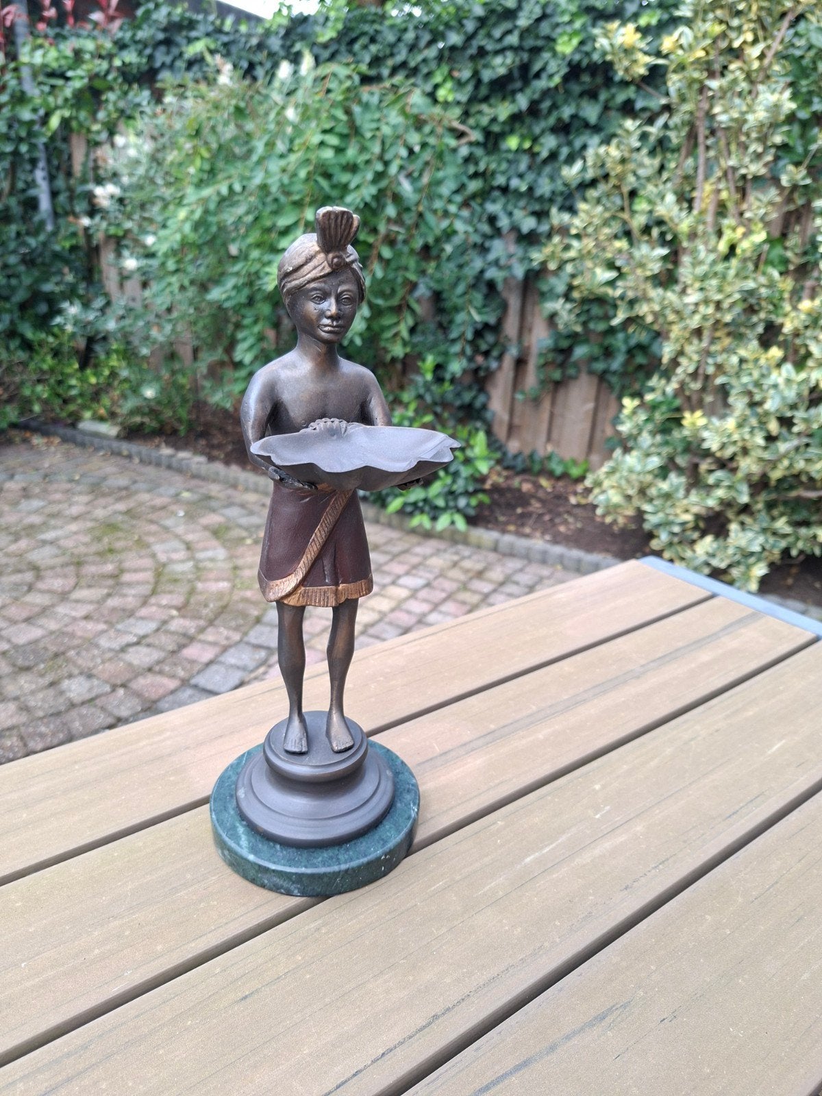 Vintage bronzen beeldje jongen met schelp ., Art nouveau, Gepatineerd, Ophalen of Verzenden, Brons