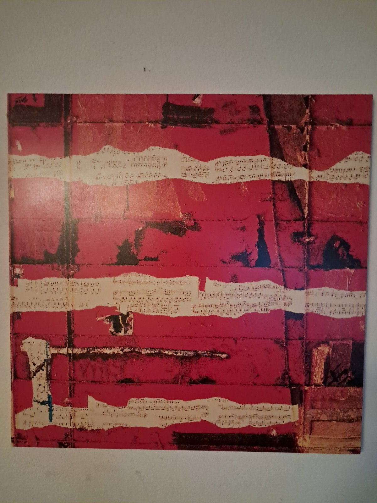 Abstracte collage met muzieknoten op rood canvas, Ophalen, Abstract, Hout, Op houten frame