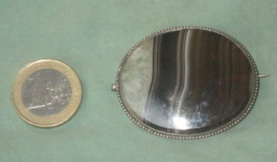 Antieke zilveren broche met streepagaat, Ophalen of Verzenden, Zilver, Broche, Met edelsteen