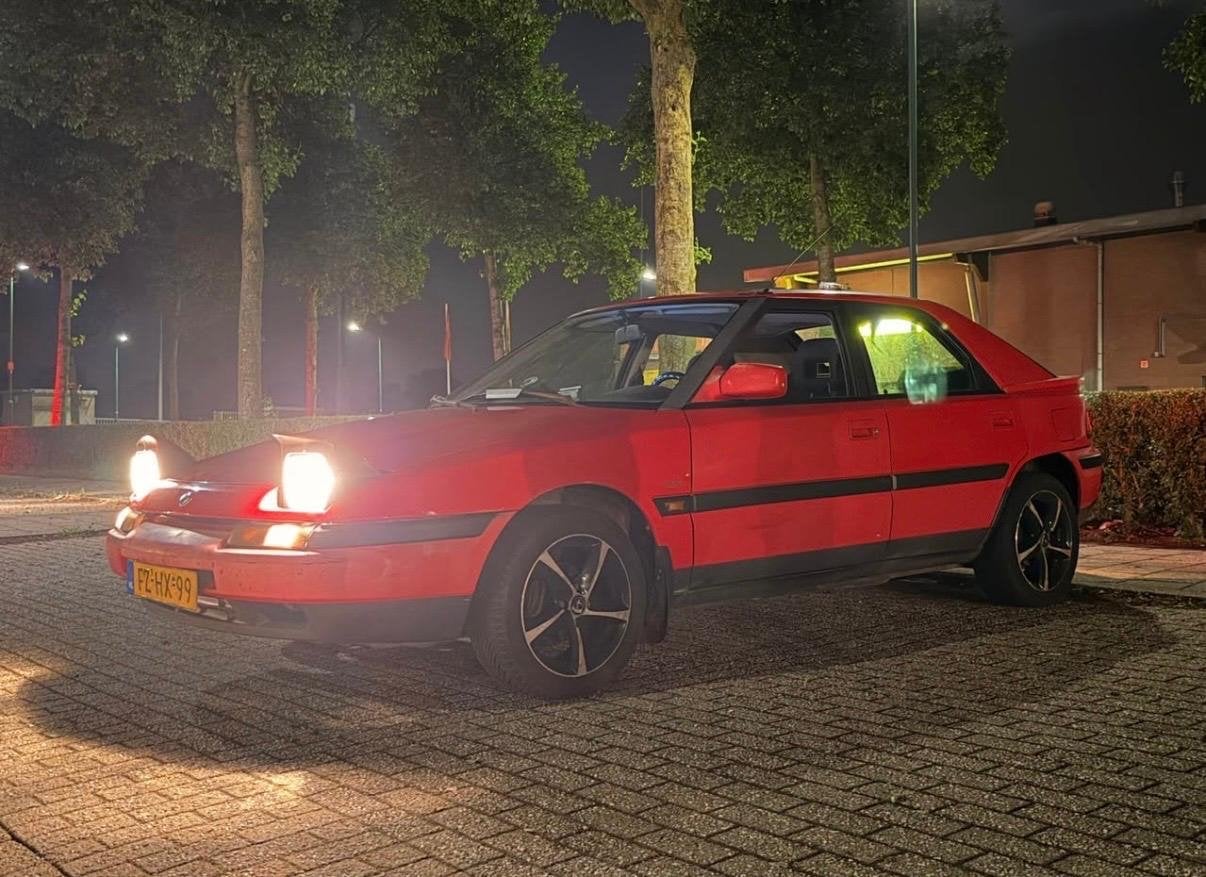 Mazda 323 1.6 I F GLX 16V U9 1993 Rood, foto 2