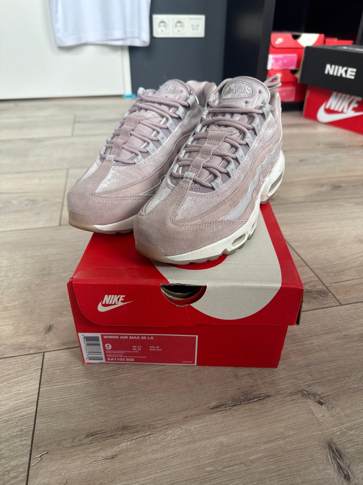 Nike Air Max 95 LX Roze Sneakers - Maat 40.5, Ophalen, Zo goed als nieuw, Roze, Sneakers of Gympen