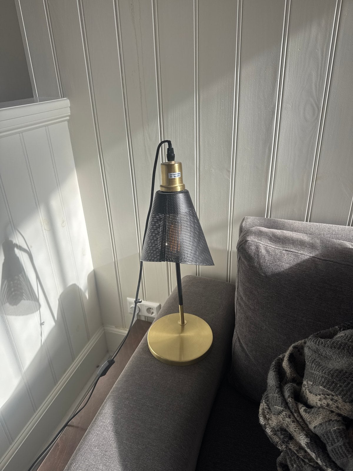 Moderne tafellamp met gouden accenten en geperforeerde kap, Zwart, Modern, E27 (groot), Ophalen of Verzenden