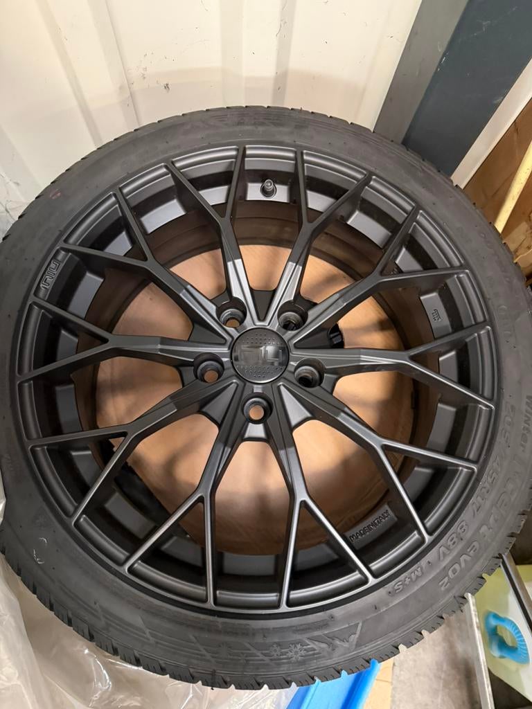 NIU velgen 17 inch met een winterbanden in topstaat, Auto-onderdelen, Banden en Velgen, Ophalen, Velg(en), 17 inch, Winterbanden
