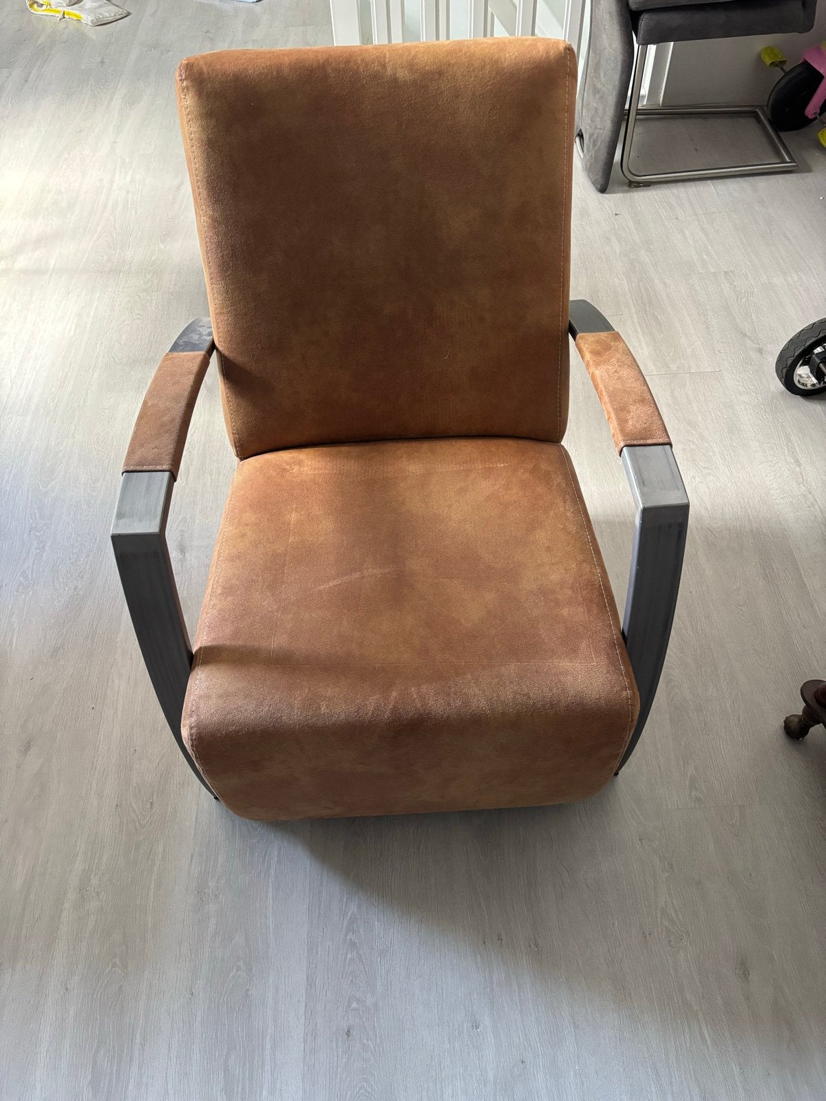 Comfortabele fauteuil - Bruin met metalen armleuningen, Huis en Inrichting, Ophalen, Gebruikt, Bruin, Eén