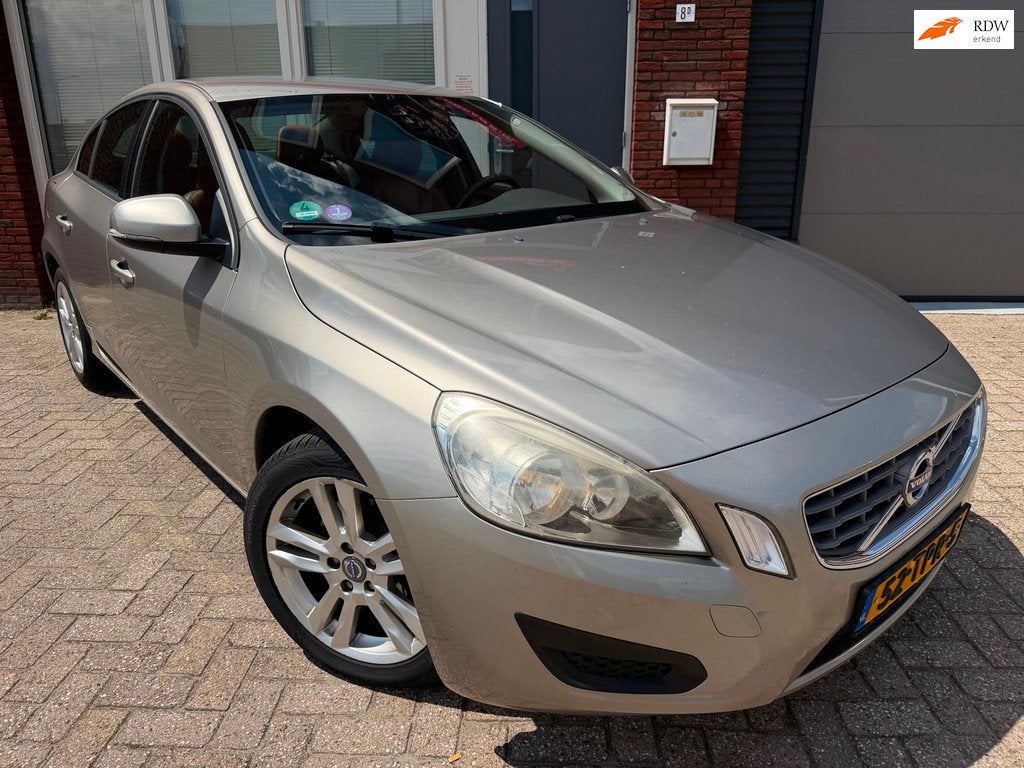 Volvo S60 1.6 T3 Kinetic / Leder / Clima / Cruise / LM, Auto's, Volvo, Voorwielaandrijving, Gebruikt, Huisgarantie, 4 cilinders