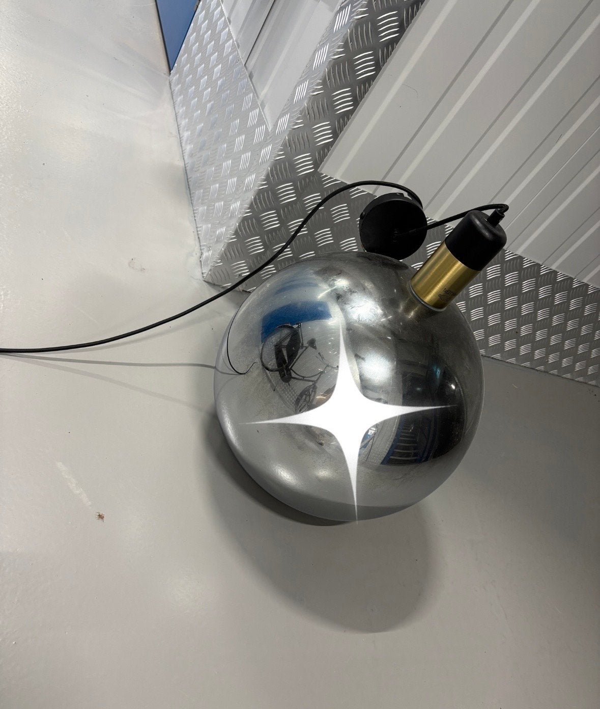 Zilveren bol hanglamp - Modern design, Ophalen, Gebruikt, E27 (groot), Led-lamp