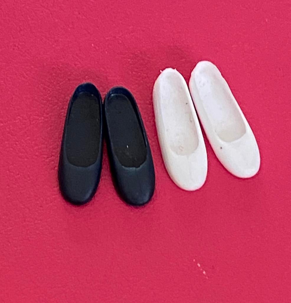 Vintage Barbie 2 paar flats Korea 70 s Mattel barstje, Ophalen of Verzenden, Gebruikt, Accessoires