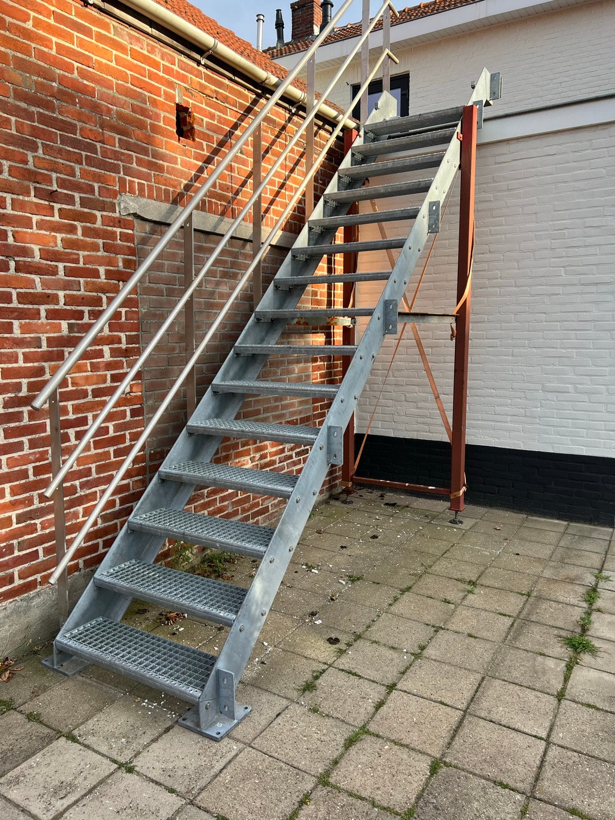Gegalvaniseerde stalen buitentrap met rvs-leuning, Ophalen of Verzenden, Gebruikt, Trap, 2 tot 4 meter