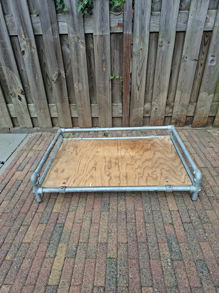 Verhoogd honden bankje, Ophalen of Verzenden