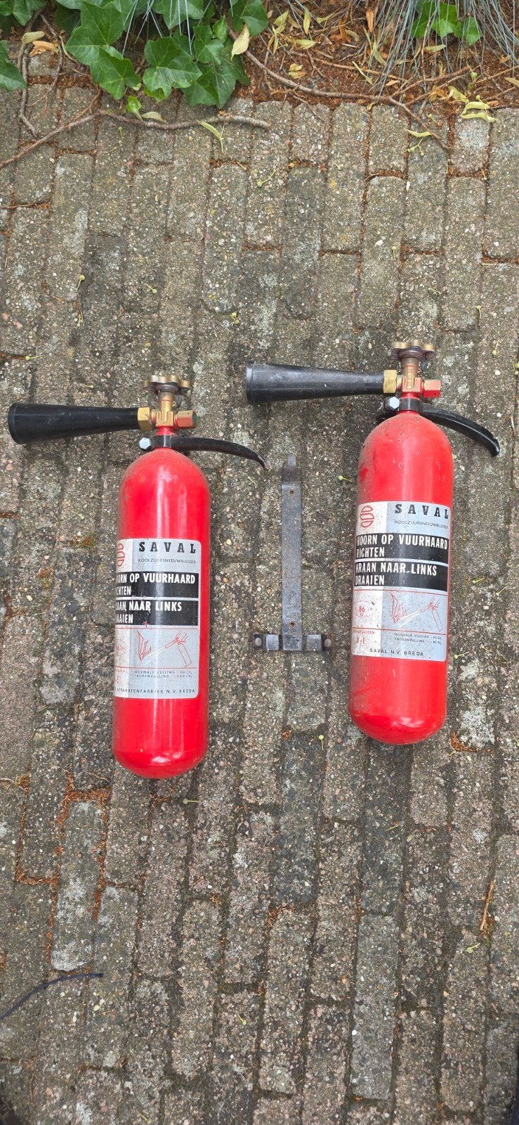 2 Saval brandblussers met houder, Ophalen of Verzenden, Gebruikt, Brandblusser