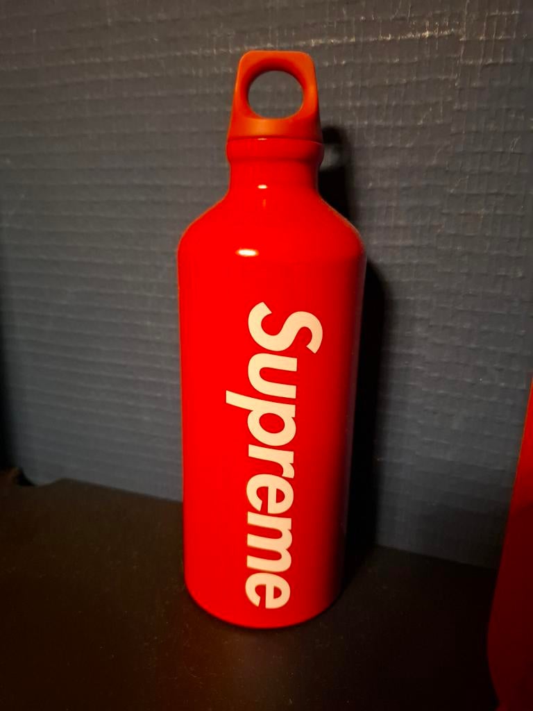 Supreme x SIGG Traveller Waterfles Rood, Ophalen of Verzenden, Zo goed als nieuw
