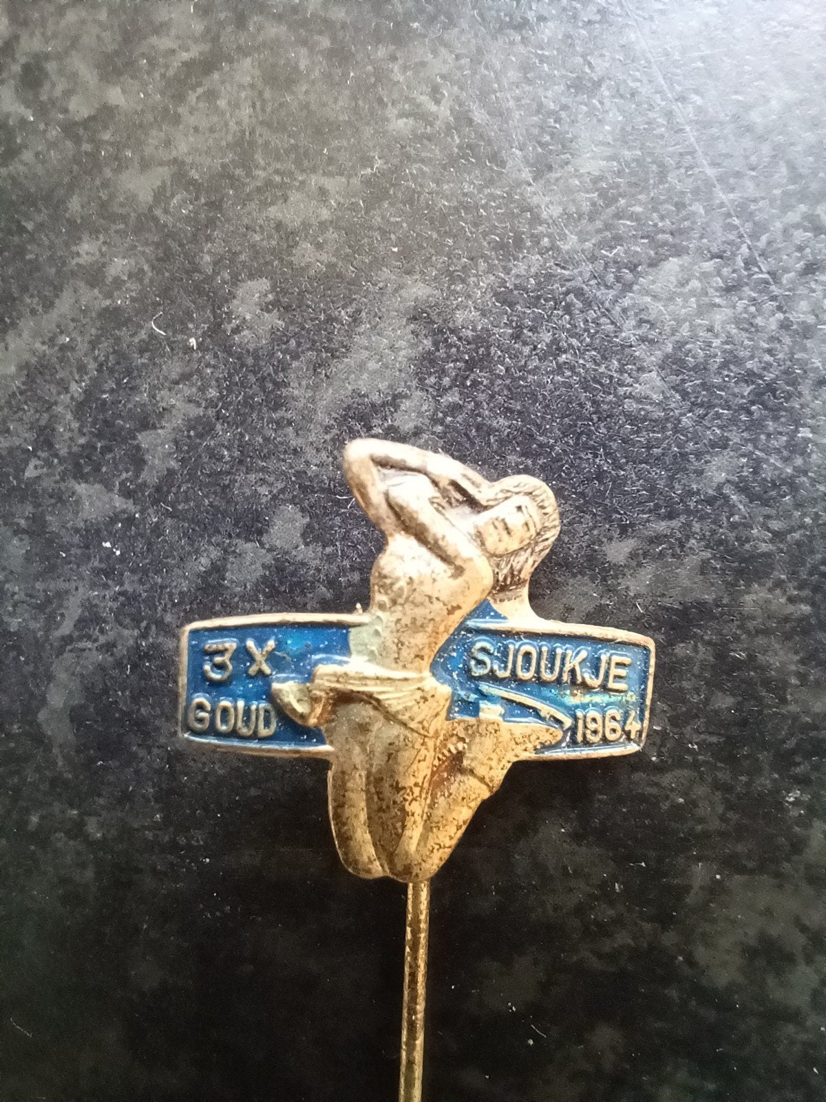 Speldje Sjoukje 3x goud 1964 (blauw), Verzamelen, Speldjes, Pins en Buttons, Ophalen of Verzenden, Gebruikt, Overige onderwerpen