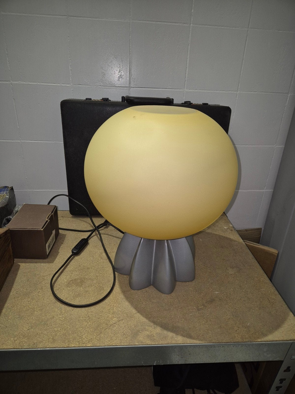 Moderne Foscarini Tafellamp met Bolvormige Kap, Huis en Inrichting, Lampen | Tafellampen, Ophalen, Gebruikt, Sfeerlamp, Grijs