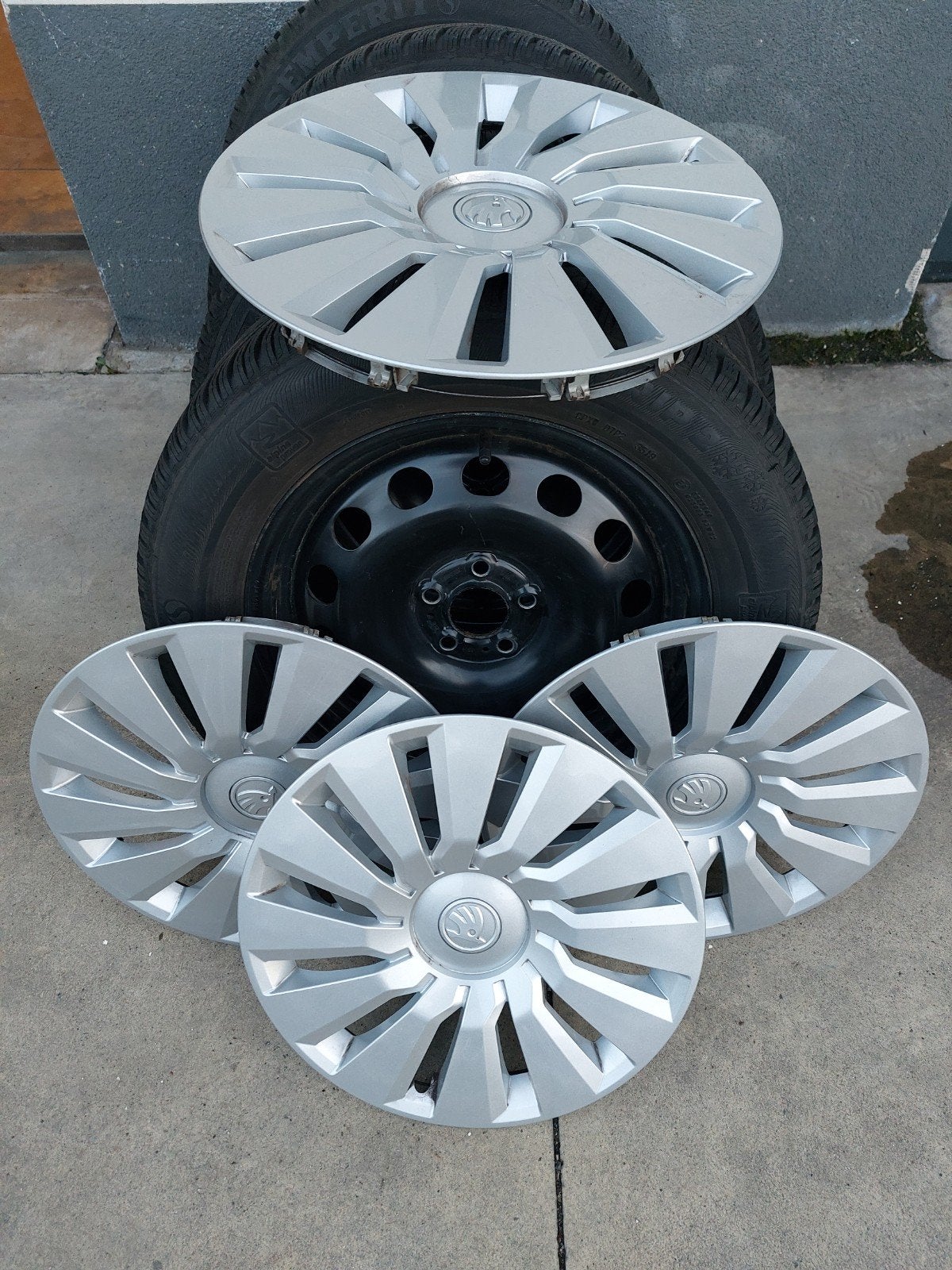 TE KOOP: SKODA 16 INCH WIELDOPPEN, VELGEN EN BANDEN, Auto diversen, Ophalen, Gebruikt