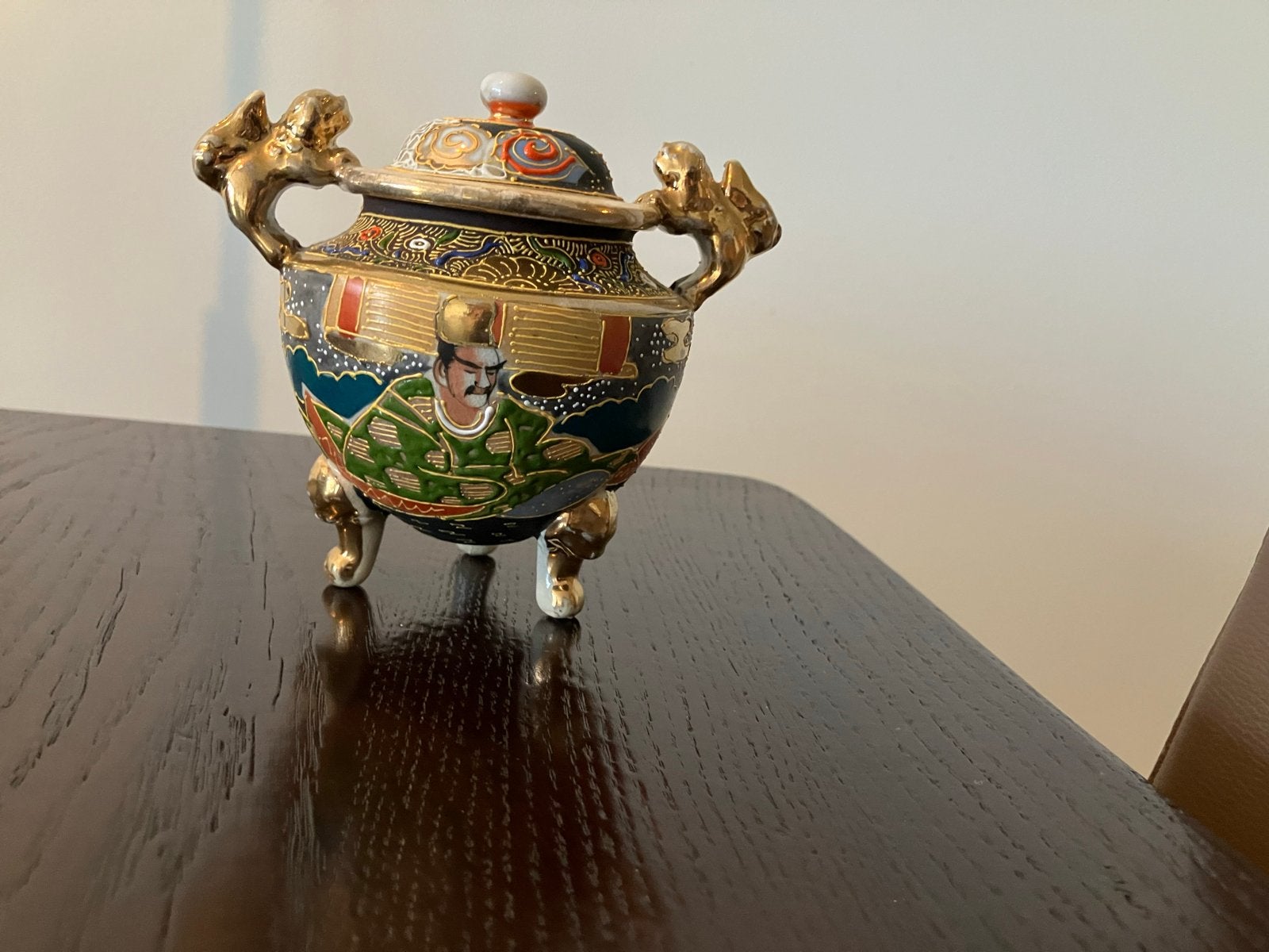 Antieke Japanse Satsuma wierookbrander met figuren, Ophalen