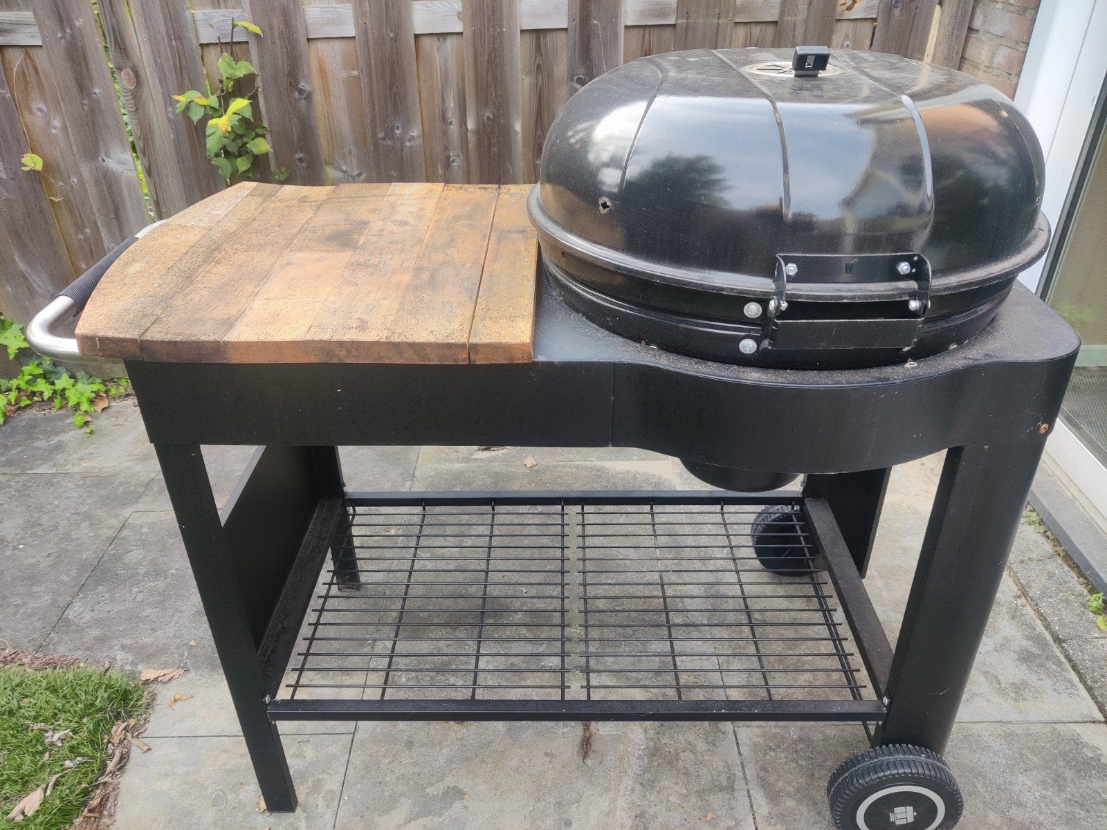Tarrington House BBQ met zijtafel en thermometer