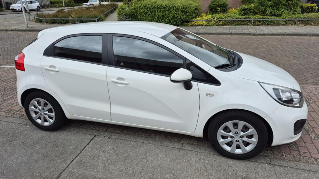Kia Rio 1.2 I 5DRS 2012 Wit, Auto's, Kia, Particulier, Rio, Benzine, A, Hatchback, Handgeschakeld, Origineel Nederlands, Wit, Voorwielaandrijving