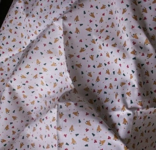 Coupon lap stof gelig okerkleurige engeltjes, groen dennenbo, 120 cm of meer, Ophalen of Verzenden, Katoen, Nieuw