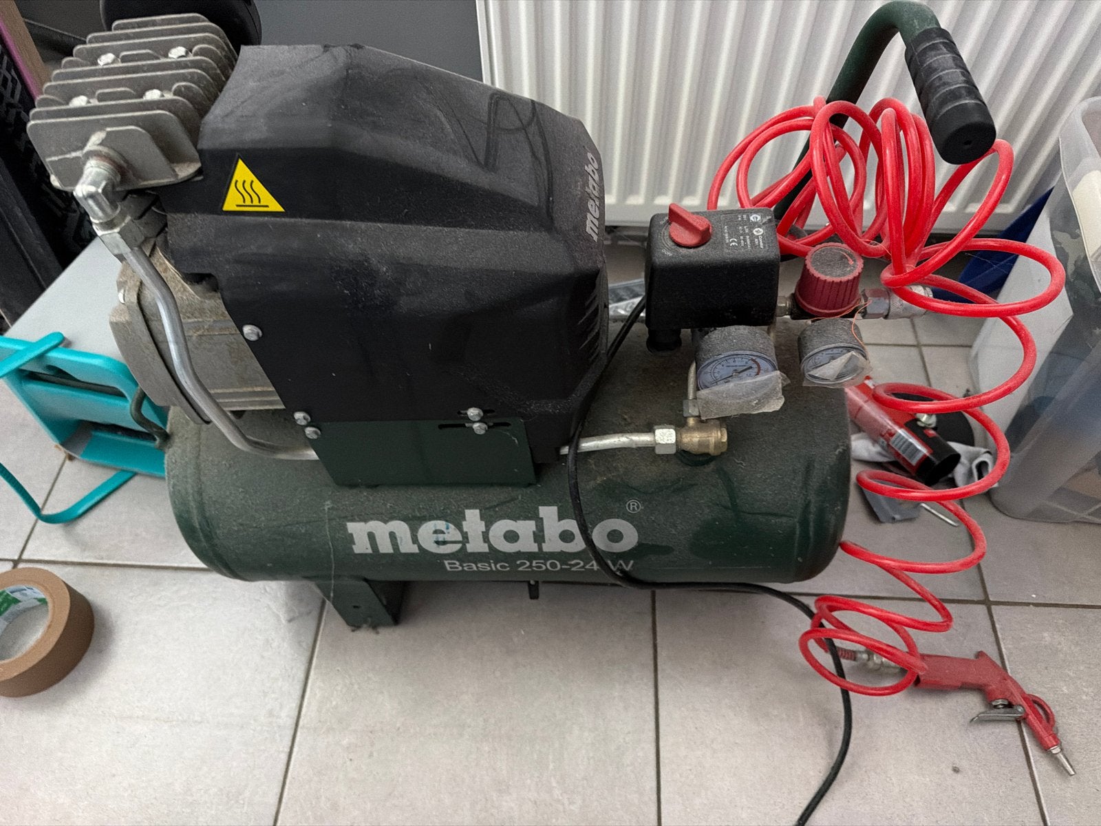 Metabo Basic 250-24 W Luchtcompressor met slang en pistool, Doe-het-zelf en Verbouw, Ophalen, Gebruikt, 10 bar of meer, 25 tot 100 liter