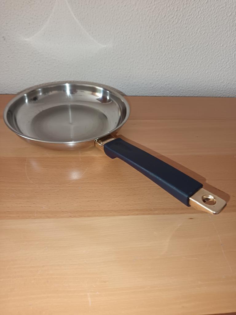 Pan middel maat wèl wat aangekoekt, Ophalen