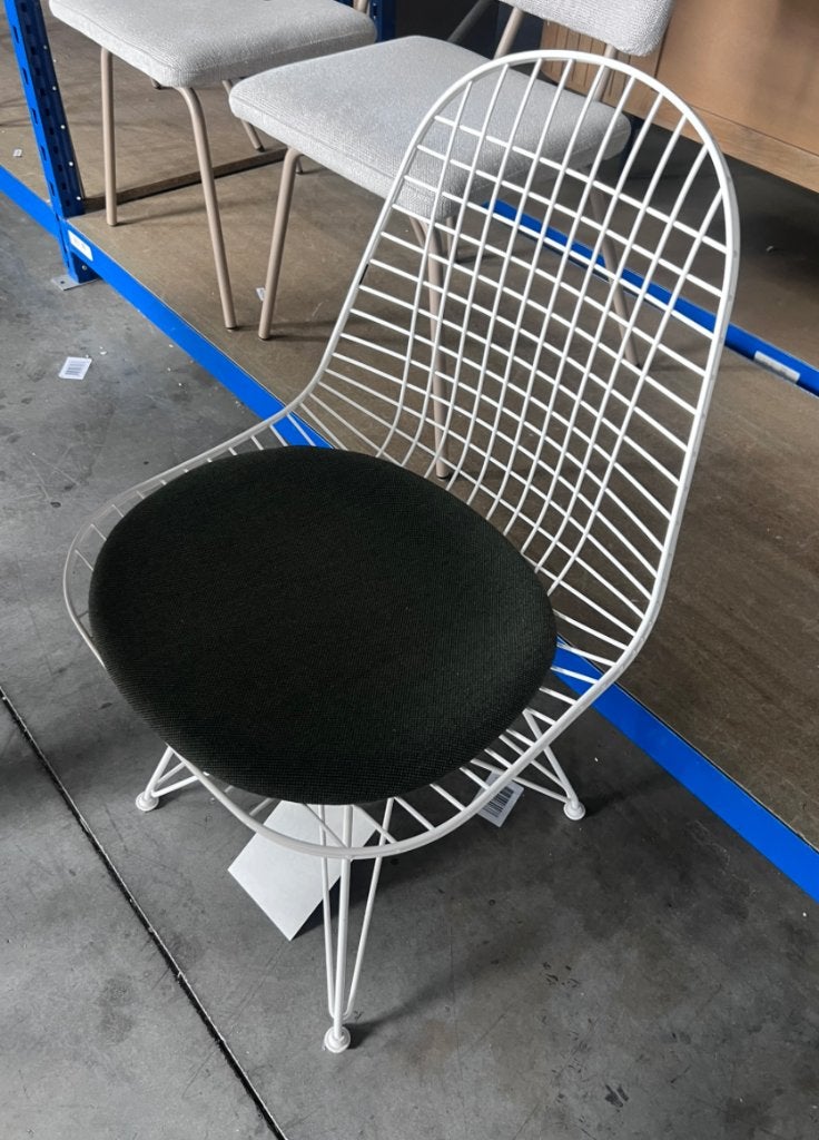 Vitra Wire Chair DKR-5 stoel Creme groen | Van €595, nu, Vitra, Wit, Nieuw, Ophalen of Verzenden