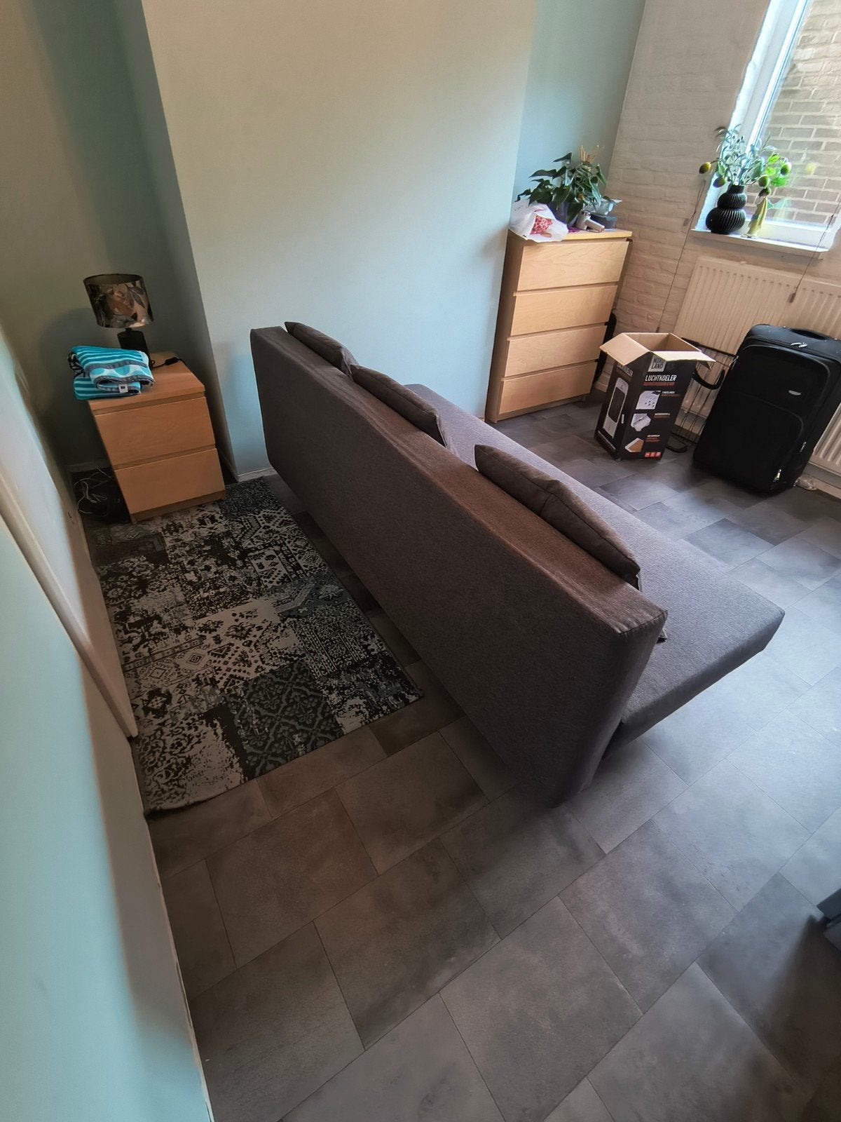 Foto 2 van Mooi grijs slaapbank met opbergruimte