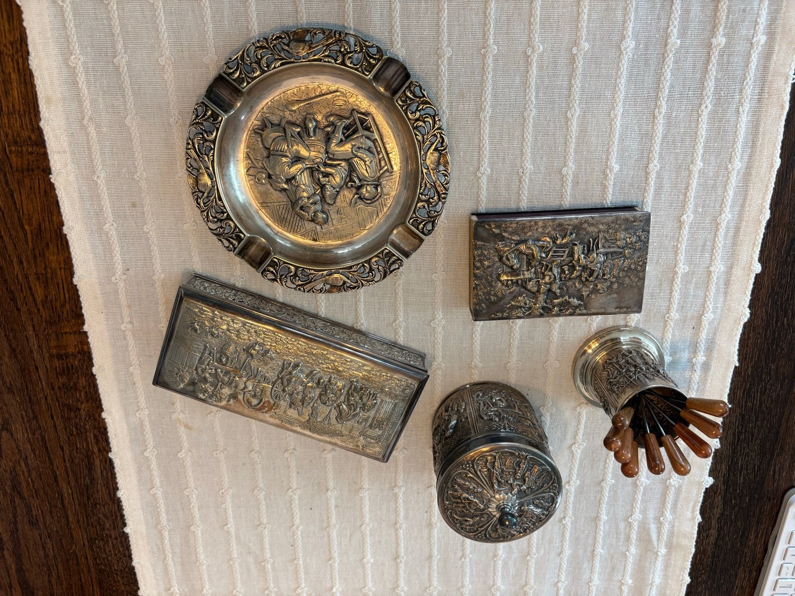 Verzilverde decoratieve set: asbak, doosjes, prikkers, Antiek en Kunst, Ophalen, Zilver