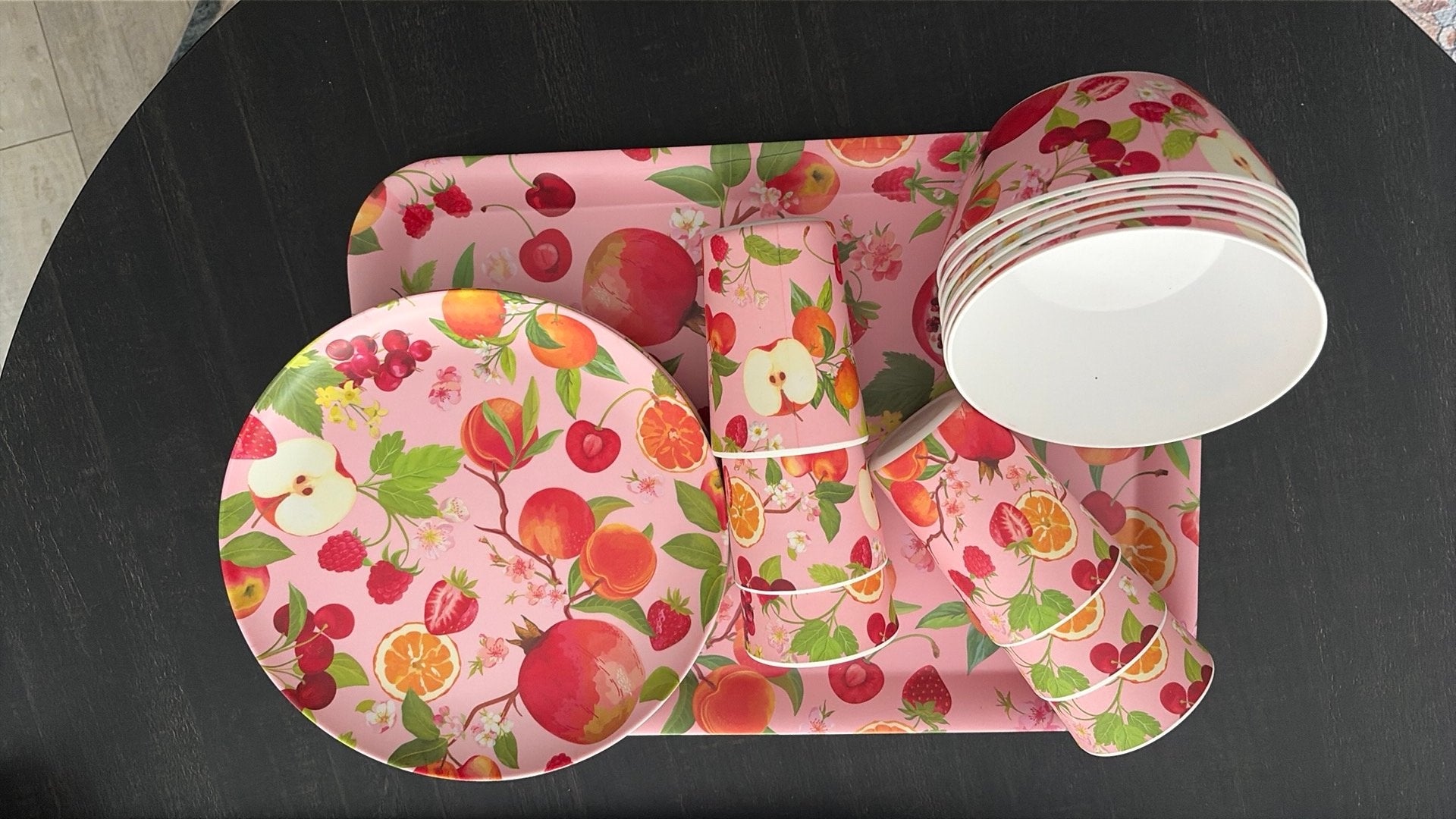 Picknickset: fruitig servies, bestek en gekleurde bekers, Caravans en Kamperen, Ophalen of Verzenden, Zo goed als nieuw