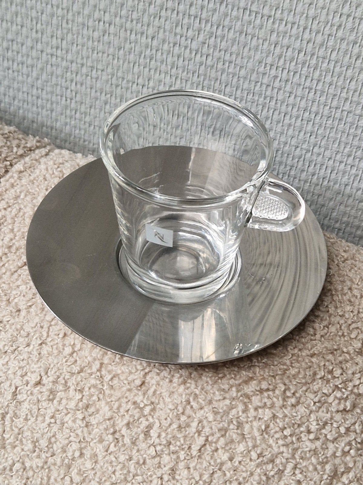 nespresso glazen Lungo kopje met 3 metalen schoteltjes., Gebruikt, Overige merken, Ophalen of Verzenden, Glas