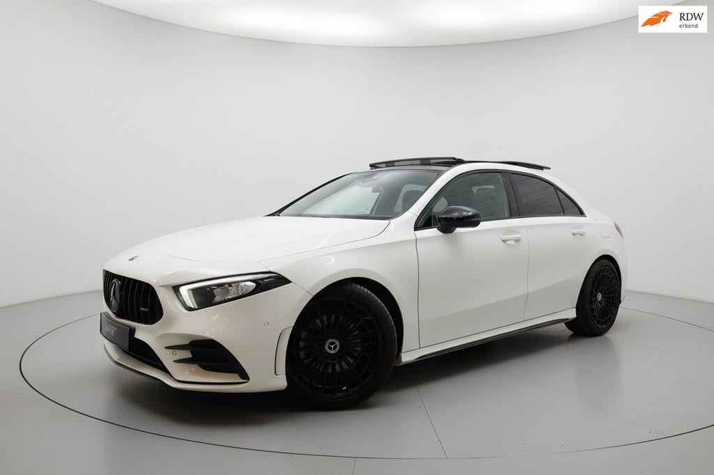 Mercedes-Benz A-klasse 200 AMG NIGHT PANO SFEER CAMERA, Auto's, Gebruikt, 4 cilinders, 690 kg, 19 km/l