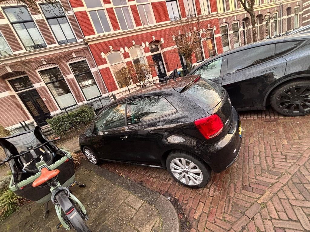 Volkswagen Polo 1.2 51KW 2011 Zwart, Auto's, Volkswagen, Particulier, Polo, Airbags, Airconditioning, Bluetooth, Mistlampen, Open dak