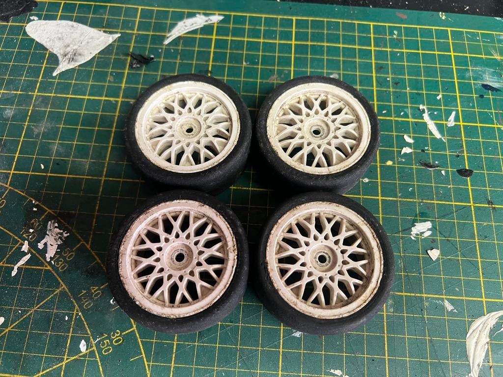 Set velgen met rubber banden. Tamiya, Ophalen, Zo goed als nieuw, Groter dan 1:32, Tamiya