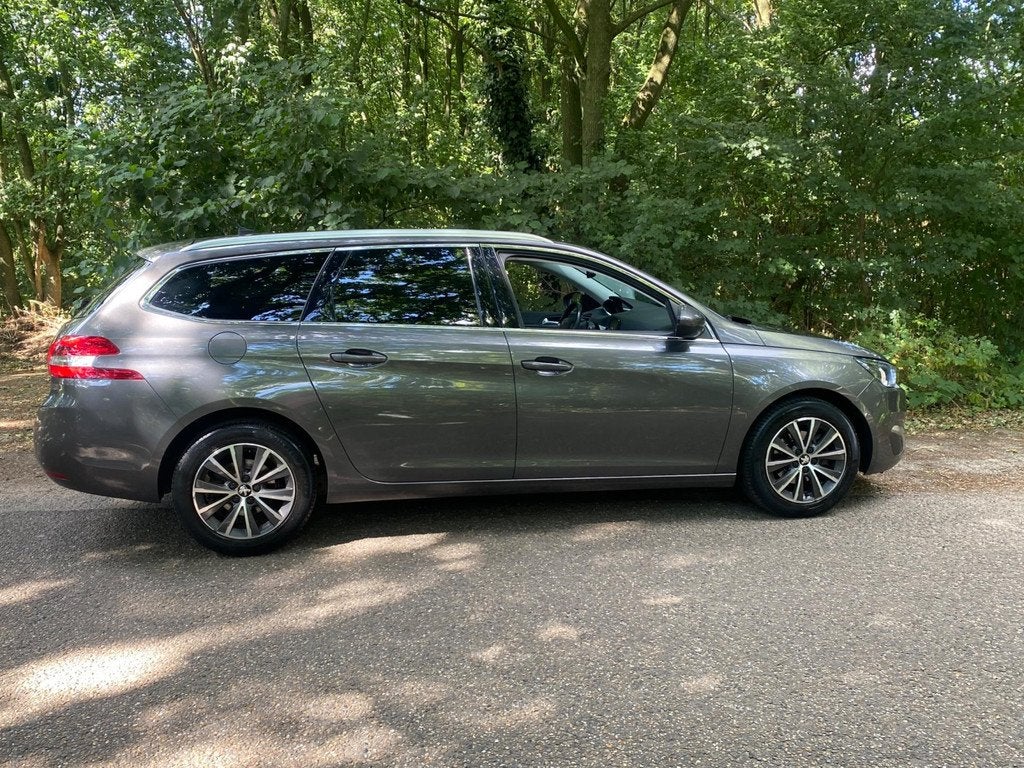 Peugeot 308 SW 1.2 LUXE FAMILIEAUTO PureTech Allure, Auto's, Voorwielaandrijving, Gebruikt, Euro 6, 1199 cc