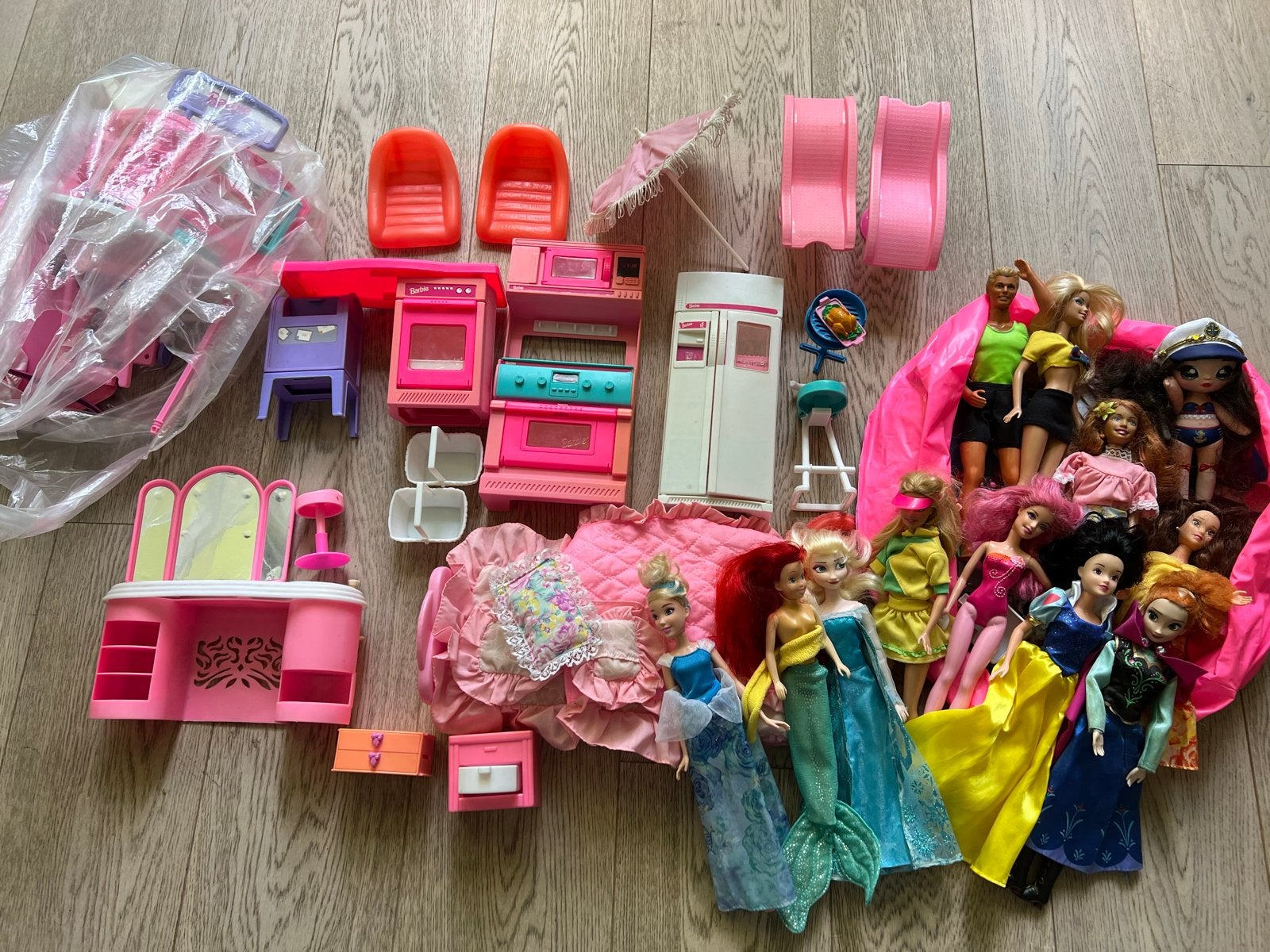 Barbies met meubels, zwembad en accessoires, Ophalen, Gebruikt, Barbie