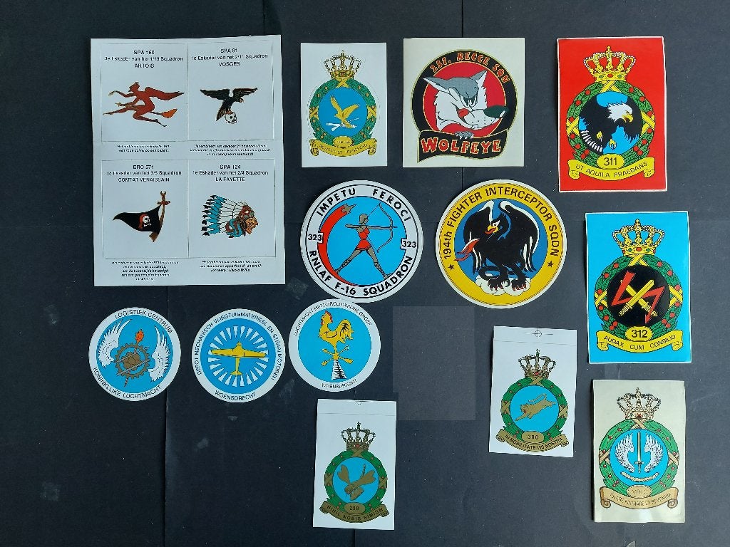 16 stickers van verschillende luchtmacht squadrons (ST16), Verzamelen, Stickers, Ophalen of Verzenden, Zo goed als nieuw, Overige typen