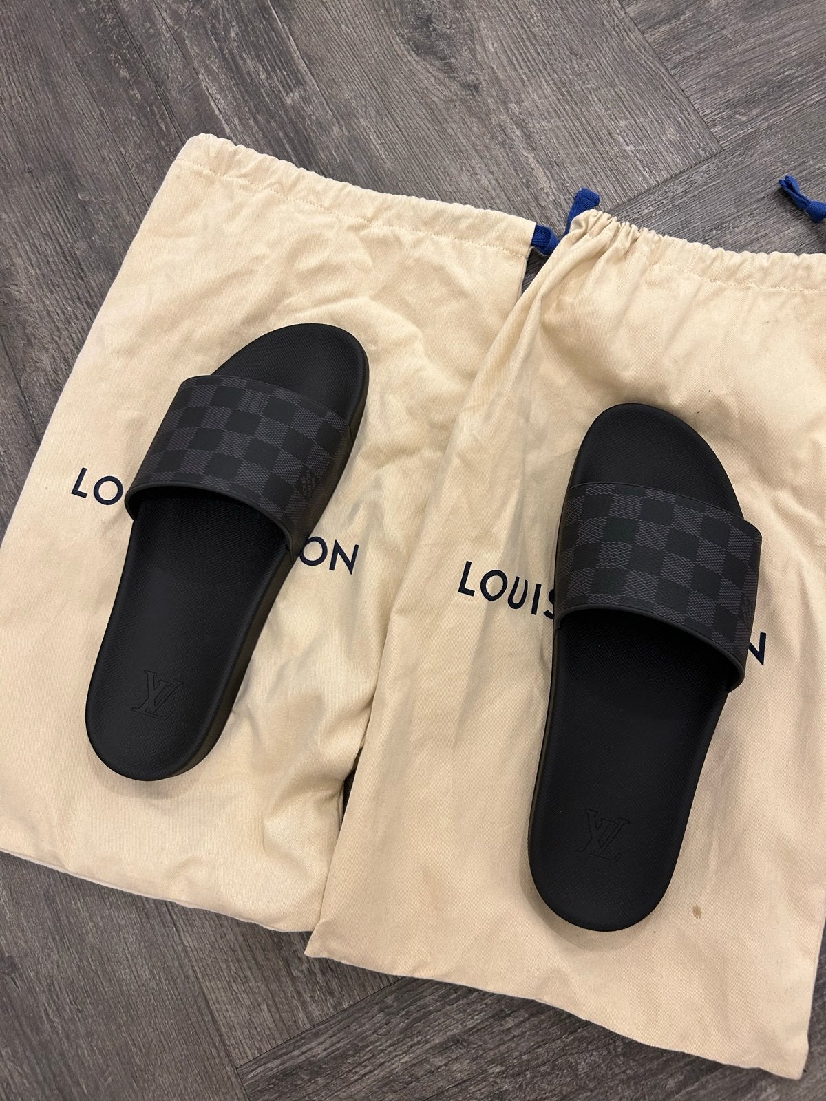 Louis Vuitton slippers - Zo goed als nieuw, Ophalen of Verzenden, Zo goed als nieuw, Zwart, Slippers
