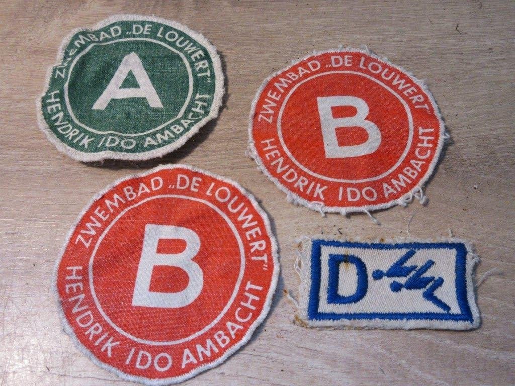 Vintage zwemdiploma emblemen zwembad de Louwert, Ophalen of Verzenden, Gebruikt